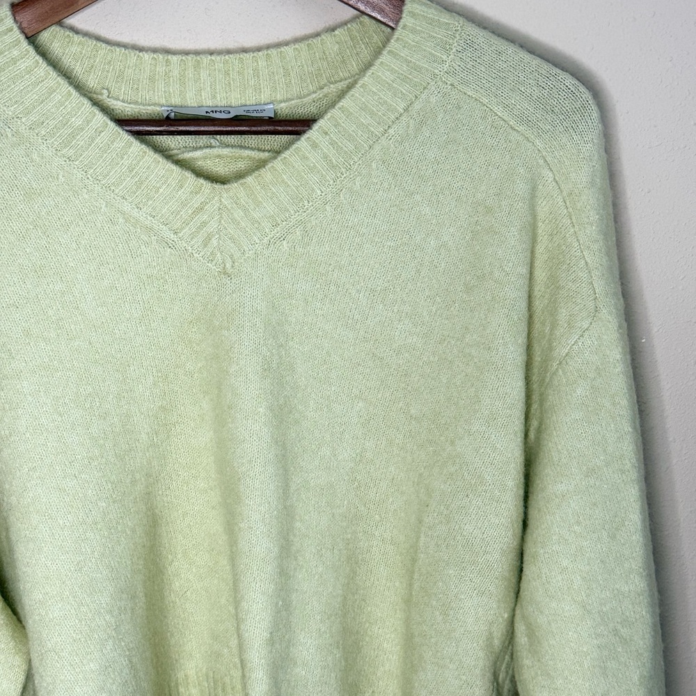Mango NWOT Pistachio Green V-Neck Knit Sweater M Relaxed Pullover